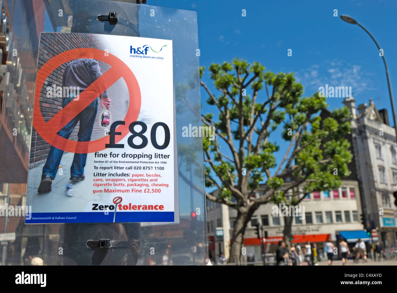 Hammersmith et Fulham affiche un avertissement du conseil de 80 € amende de l'abandon de détritus, Hammersmith, Londres, Angleterre Banque D'Images