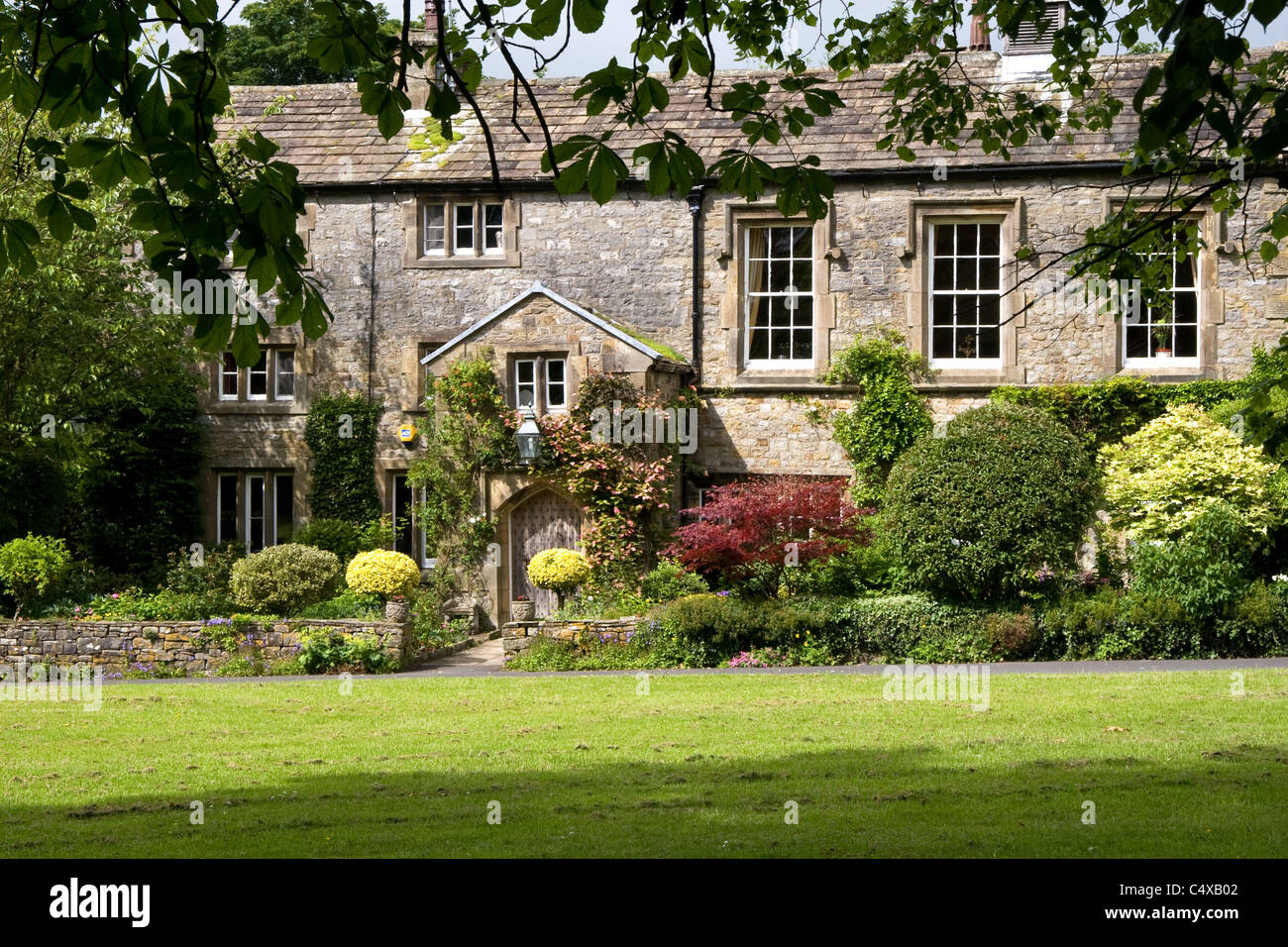 L'ancien palais de justice, sur le livre vert dans le village pittoresque de Bolton par Bowland, forêt de Bowland, Lancashire, England, UK Banque D'Images