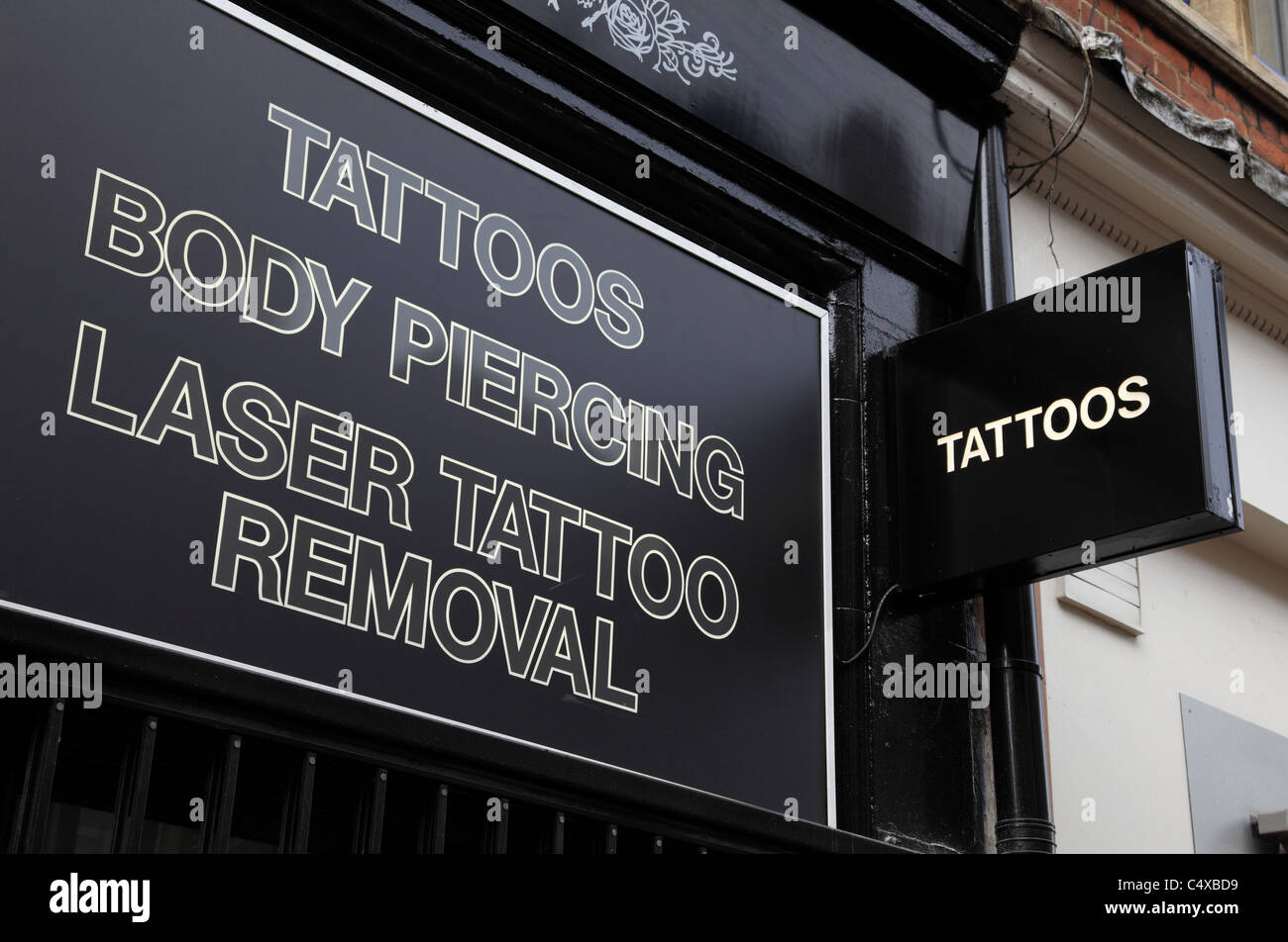 Tatouage, body piercing et tattoo removal dans une ville du Royaume-Uni. Banque D'Images