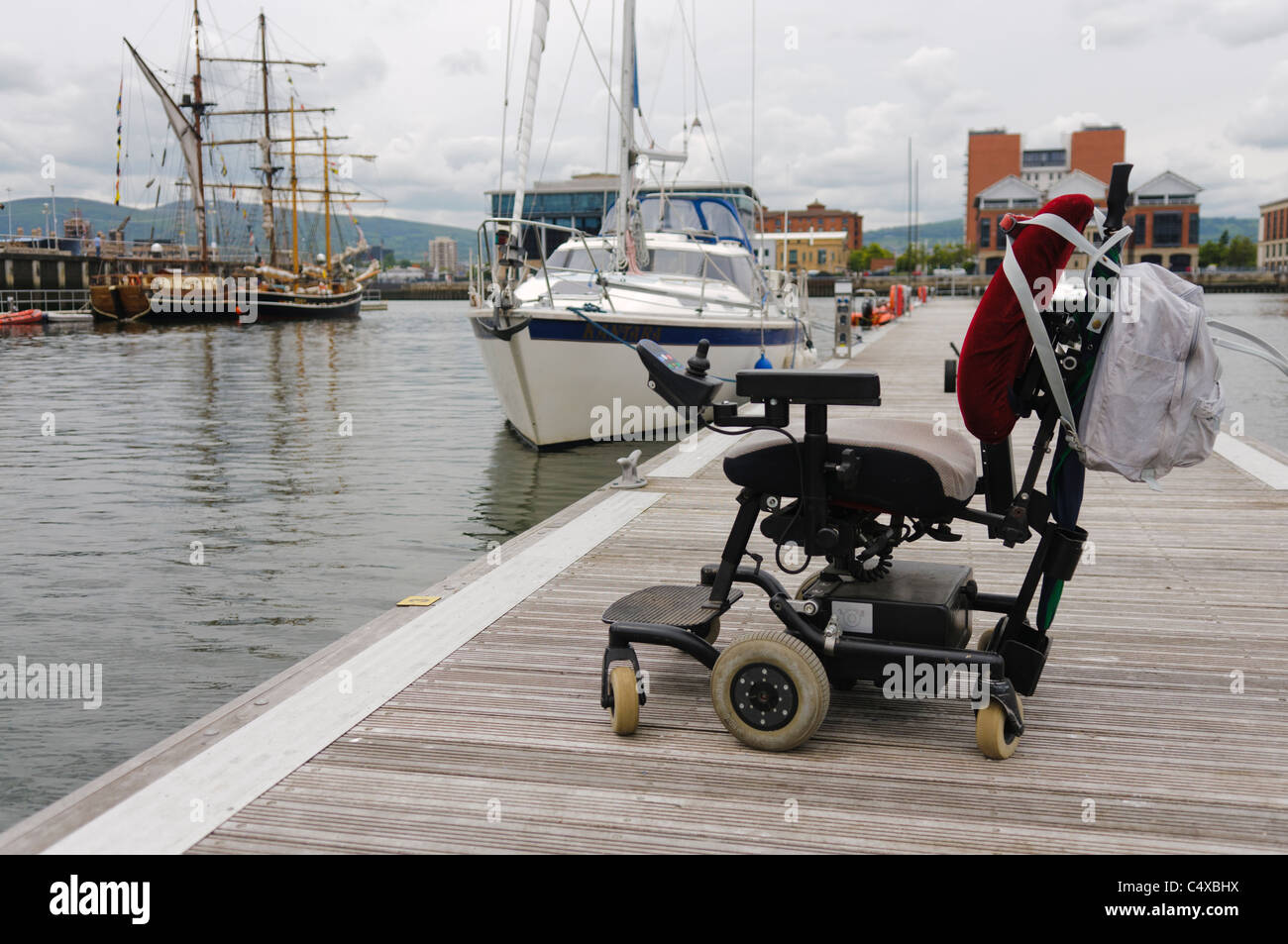 Fauteuil roulant à gauche sur le pont d'un port de plaisance. Banque D'Images