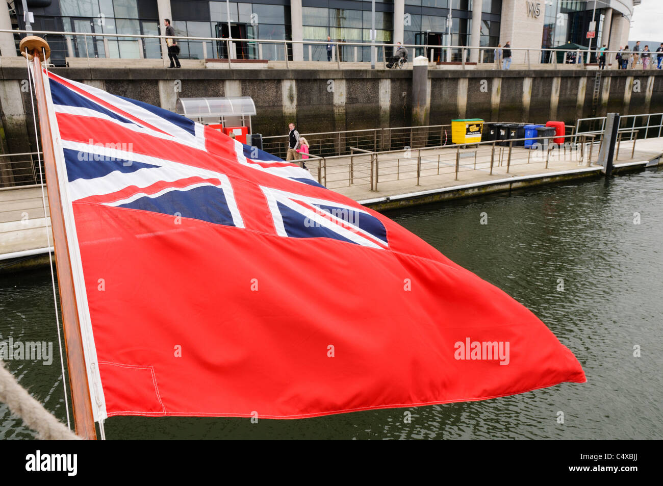 Red Duster piloté à partir d'un bateau au port Banque D'Images