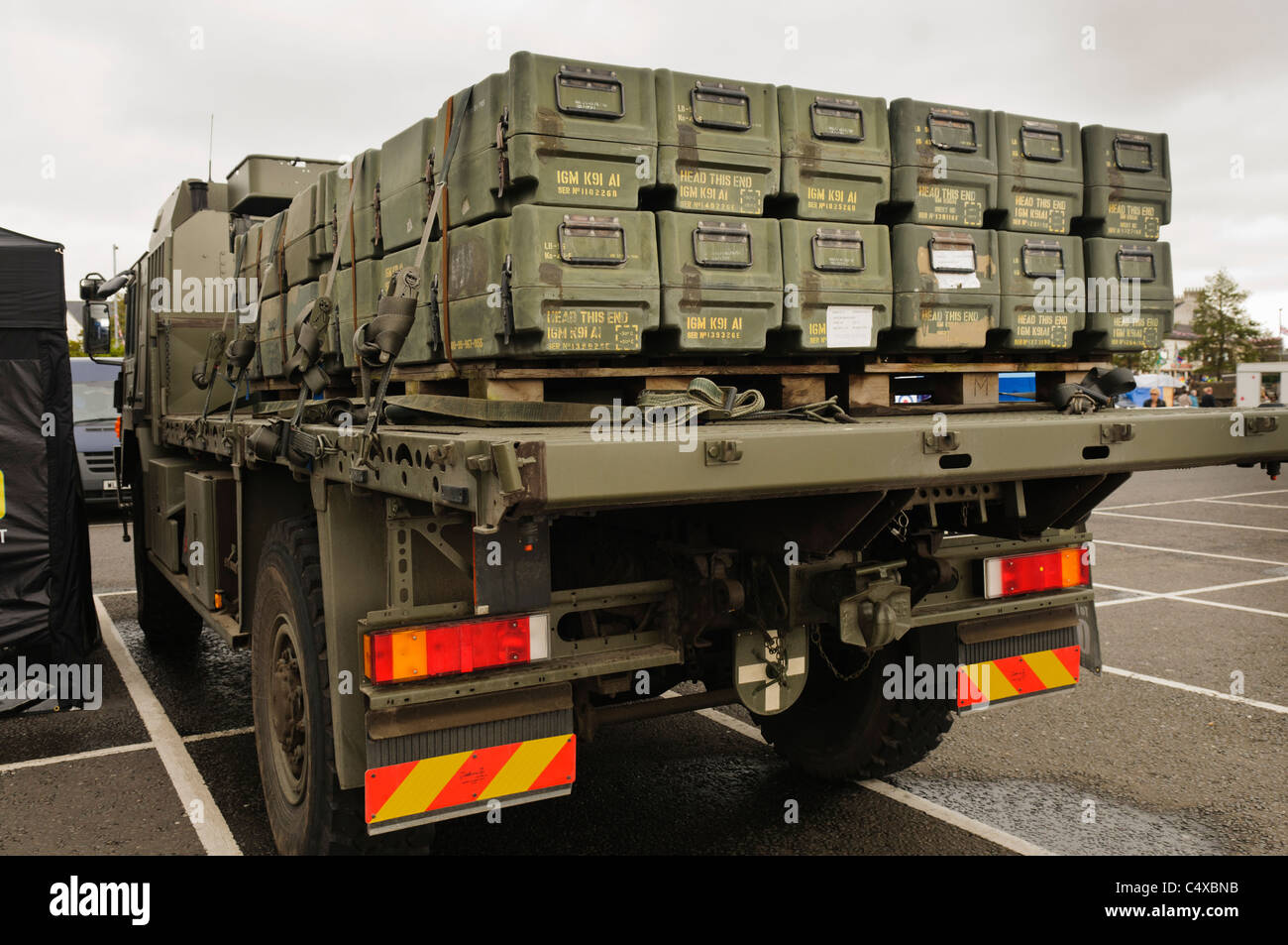 Boîtes (inertes) de Javelin MGF-148 des missiles sur l'arrière d'un camion à plateau. Banque D'Images