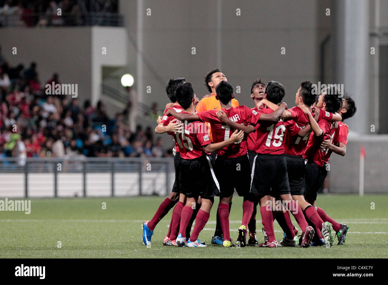Singapour U16 joueurs dans une équipe de procéder avant le redémarrage de leur finale entre CR Flamengo U15 et U16 de Singapour Banque D'Images Singapour U16 joueurs dans une équipe de procéder avant le redémarrage de leur finale entre CR Flamengo U15 et U16 de Singapour Banque D'Images