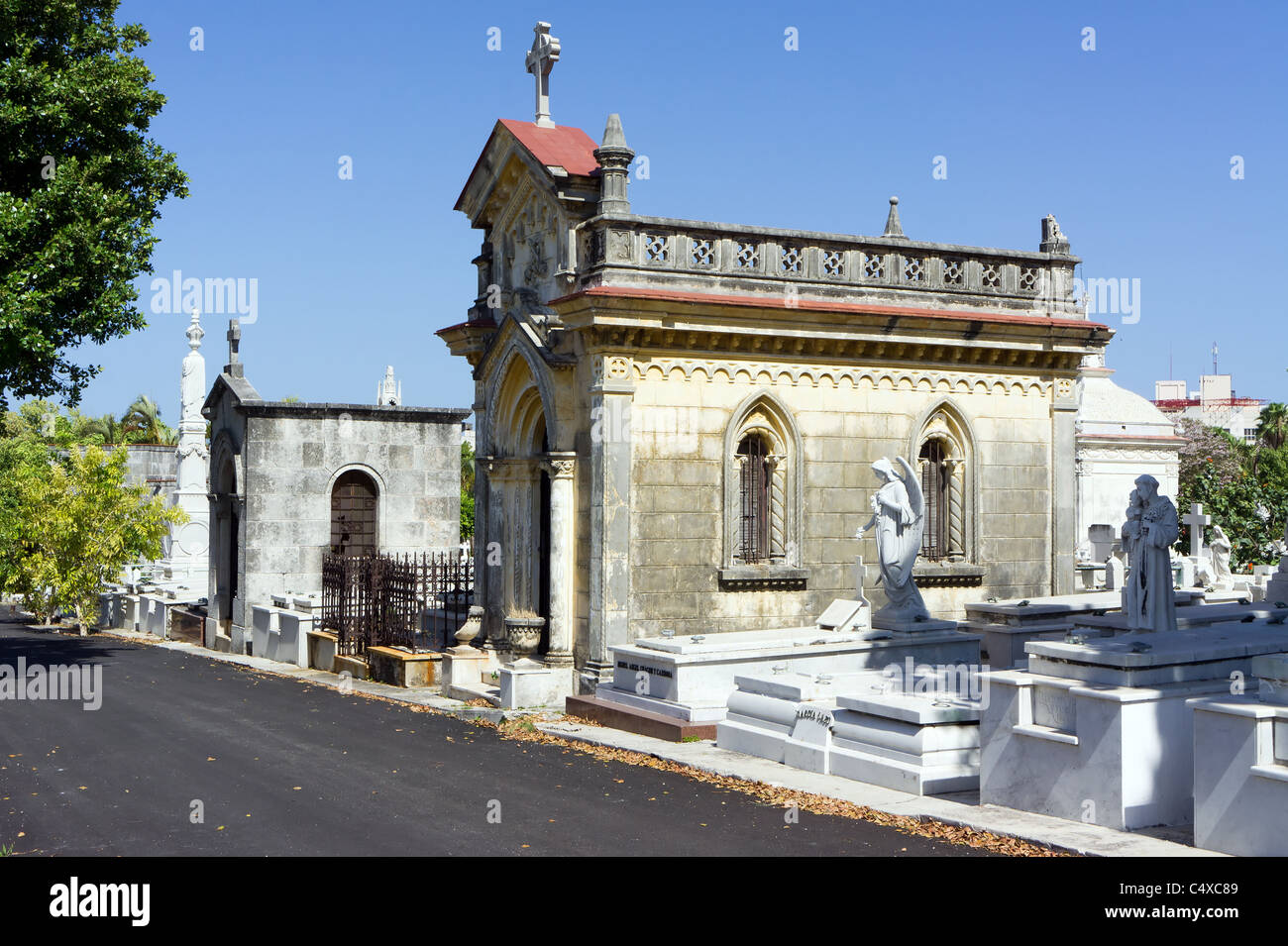 Crypte familiale au cimetière Colon (Cementerio de Cristóbal Colón), La Havane, Cuba Banque D'Images