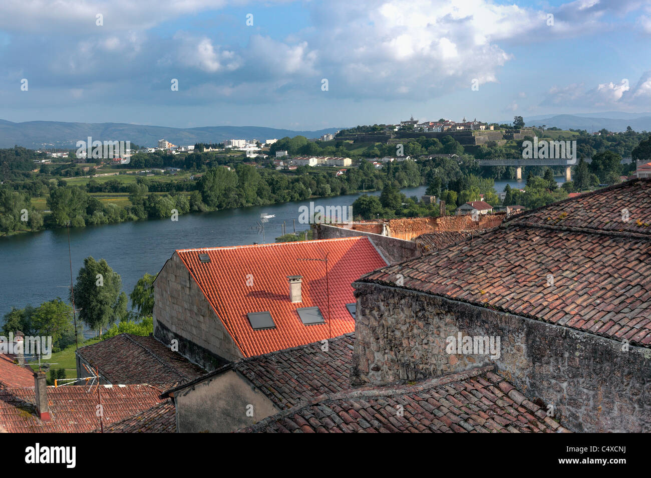 Vue sur fleuve Minho et la ville portugaise de Valença, Tui, Galice, Espagne Banque D'Images