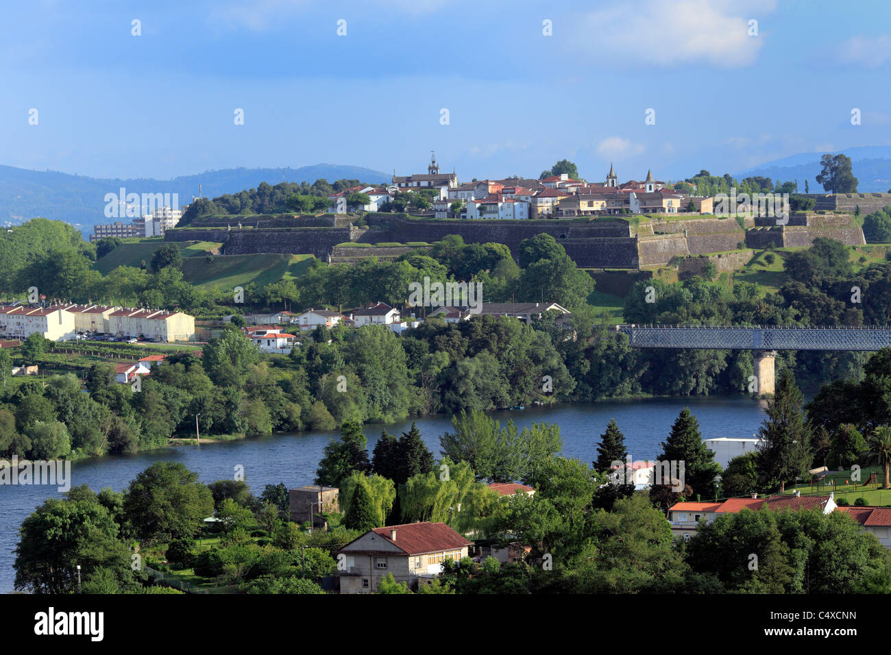 Vue sur fleuve Minho et la ville portugaise de Valença, Tui, Galice, Espagne Banque D'Images