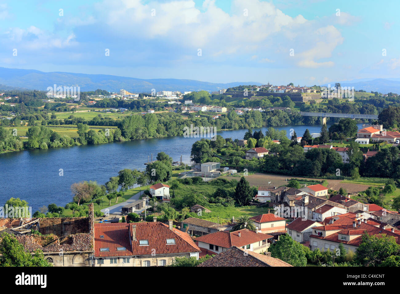 Vue sur fleuve Minho et la ville portugaise de Valença, Tui, Galice, Espagne Banque D'Images