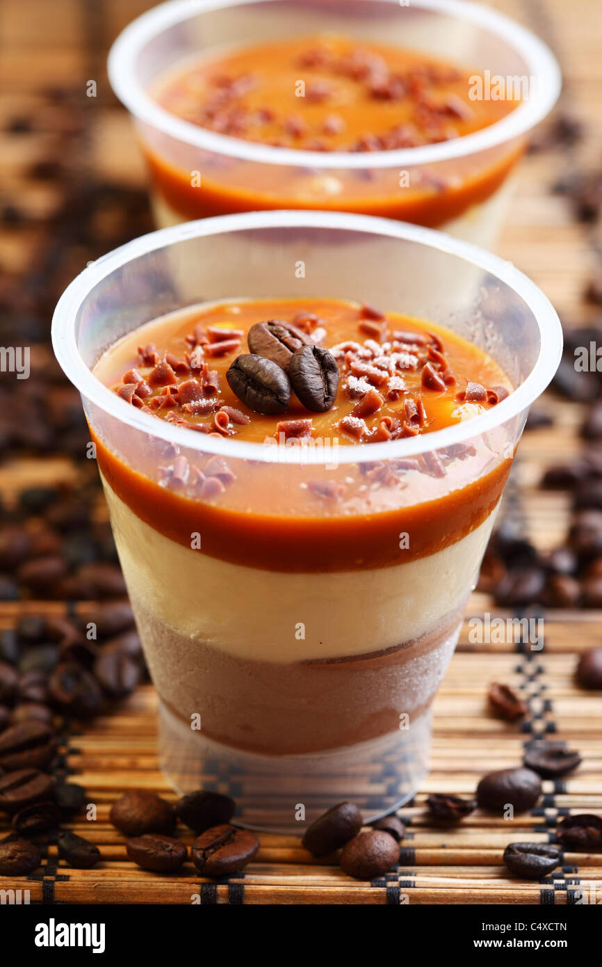 De délicieux Cappuccino ice cream avec café en grains Banque D'Images