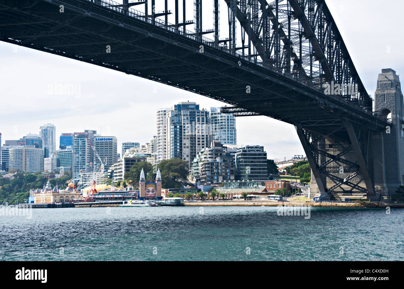 Le beau pont de Sydney s'étend sur plus de Port Jackson dans la ville de Sydney New South Wales Australie Banque D'Images