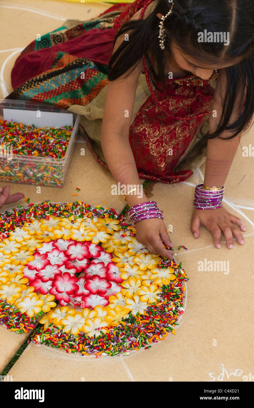 Rangoli, motif, l'Inde, la décoration, l'arrière-plan, indien, design, illustration, vector, art, floral, résumé, traditionnelle, festival, ornement, culture, fleur, l'hindouisme, mandala, diwali, décoratives, l'élément, l'arabe, graphique, ethnique, hindoue, tribal art à Preston Mela   Avenham park en célébrant la culture de l'Asie du Sud, 2011   le Lancashire, Royaume-Uni Banque D'Images