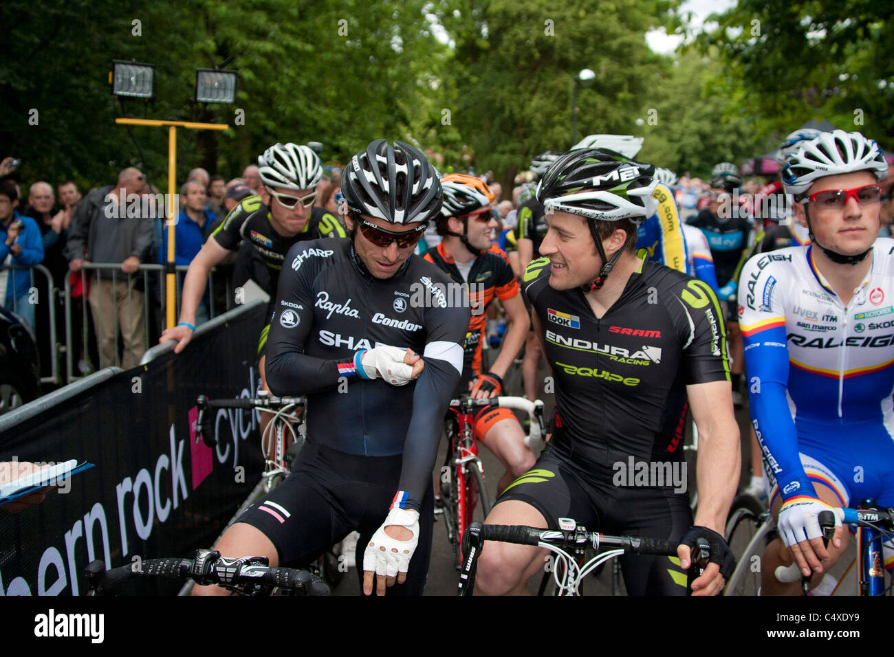 Dean downing et Ian Wilkinson parle avant le début de l'Leazes Criteriums 2011 Banque D'Images