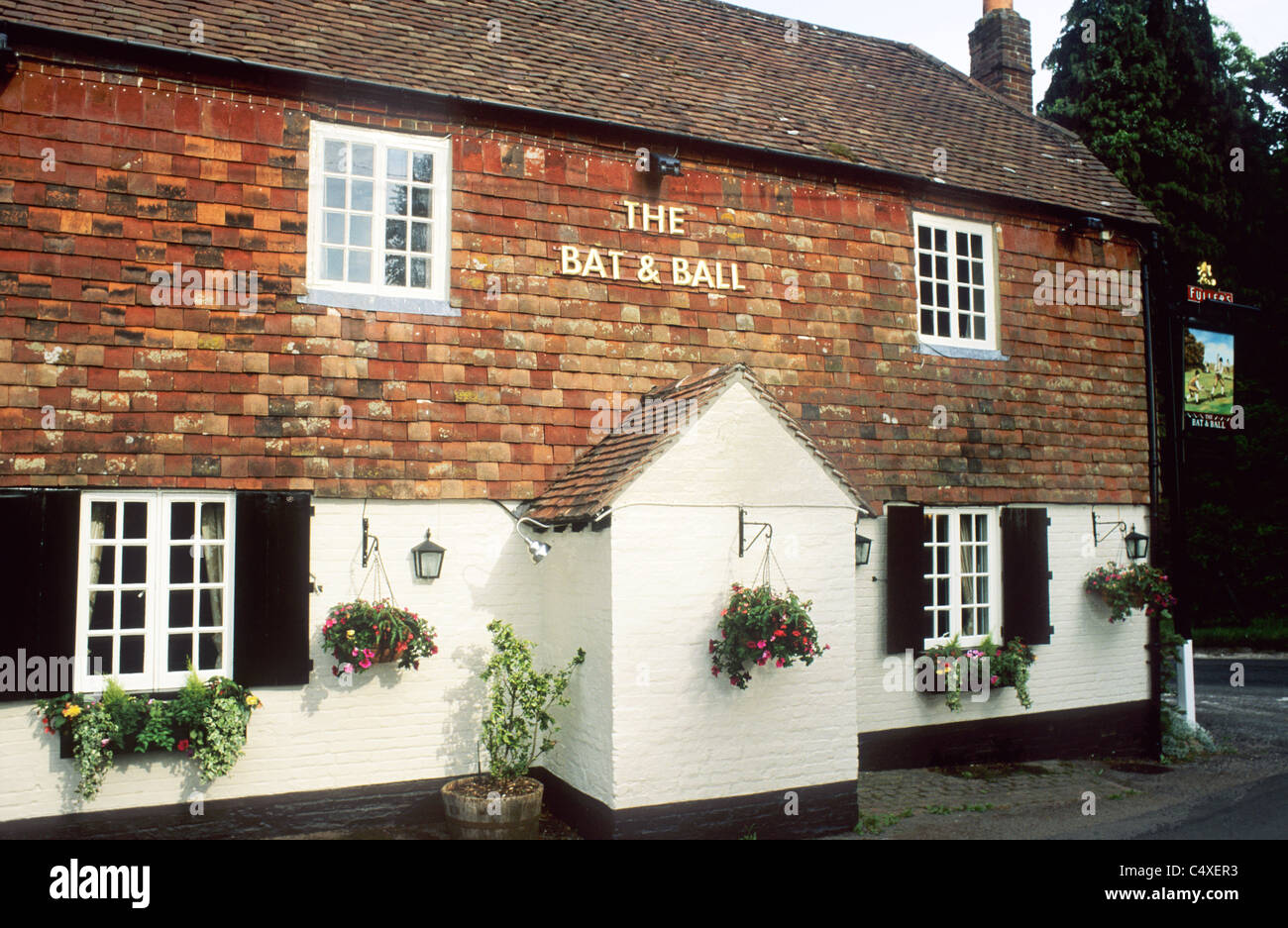 Hambledon, Hampshire, la batte et la balle, Pub inn sign signe pubs brasserie Fullers bas Broadhalfpenny England UK English Inns Banque D'Images