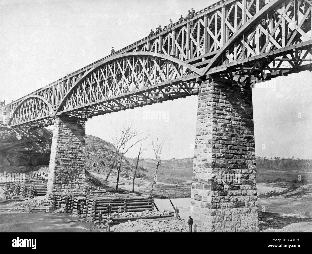 Photographie montrant un truss bridge construit pour l'Aquia Creek & Fredericksburg et Potomac Railroad, 1863 Banque D'Images
