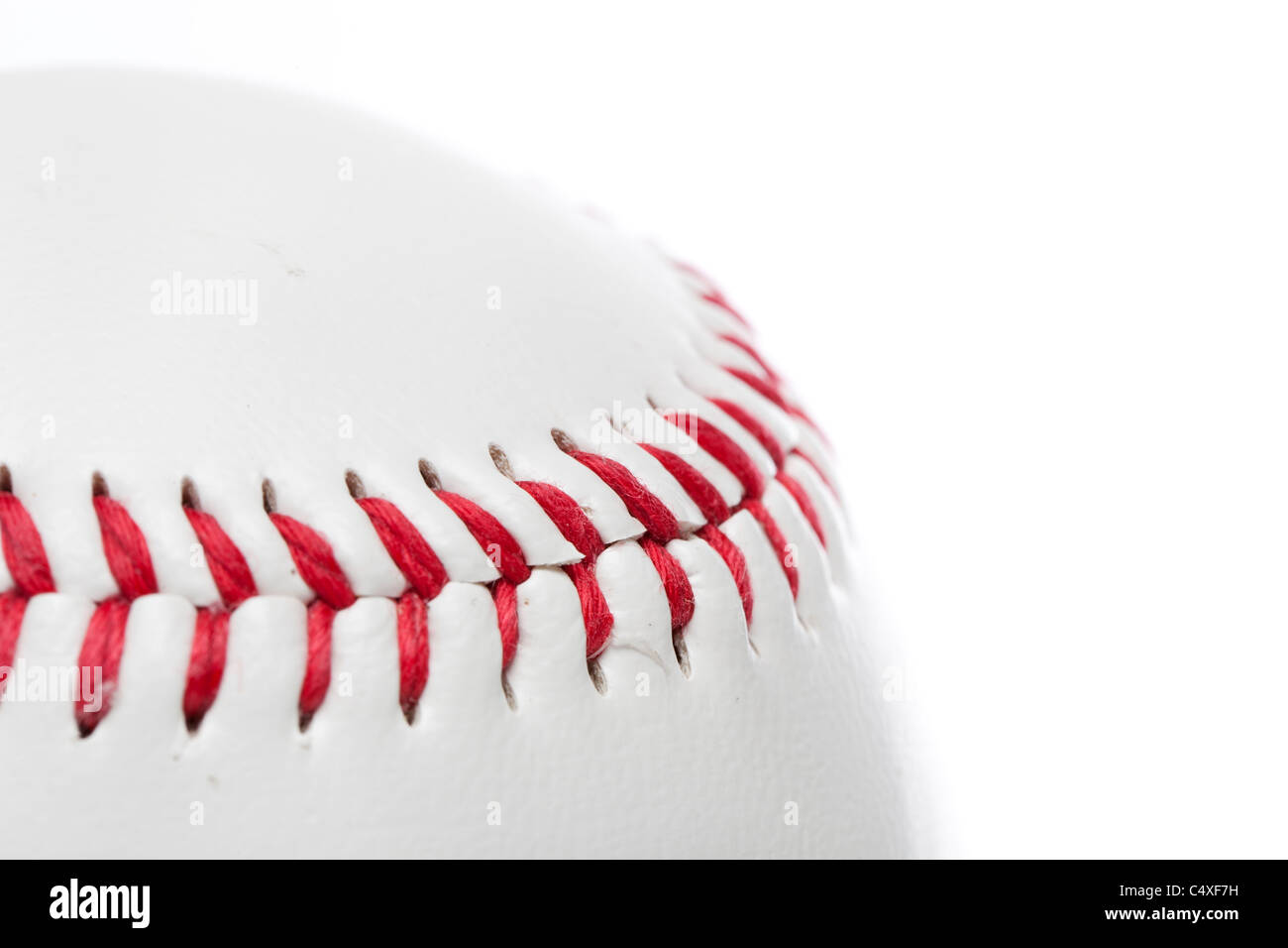 Baseball blanc propre sur un fond blanc. Banque D'Images