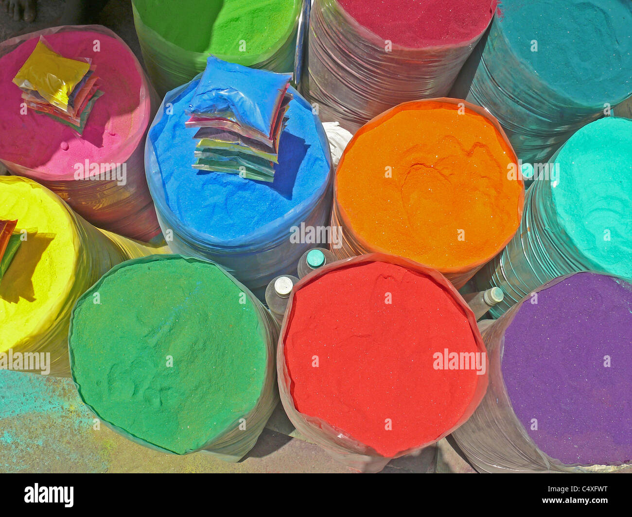 Rangoli colorés pour vendre au marché, Inde Banque D'Images