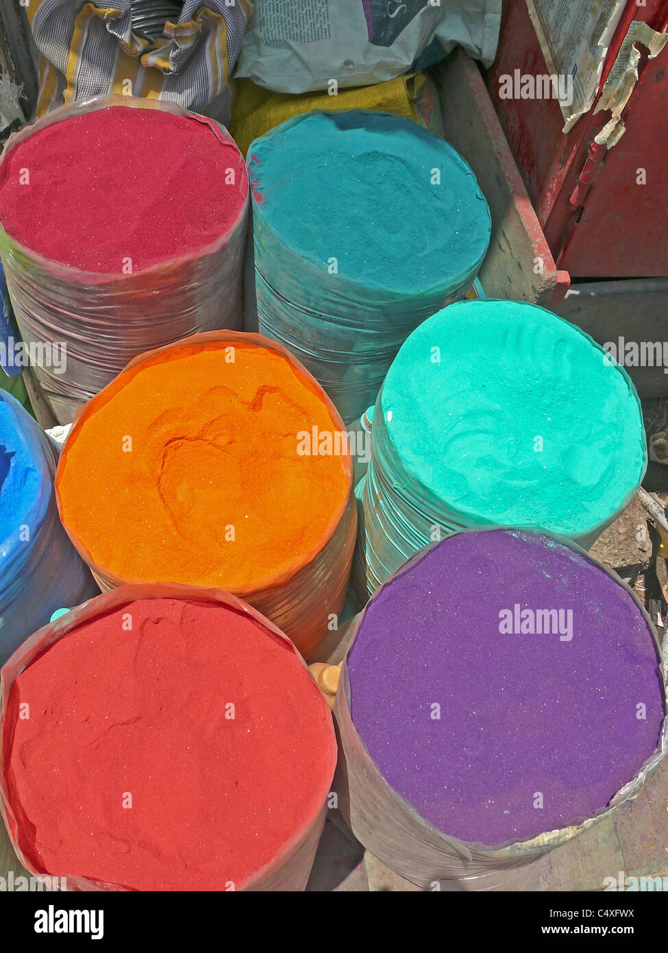 Rangoli colorés pour vendre au marché, Inde Banque D'Images