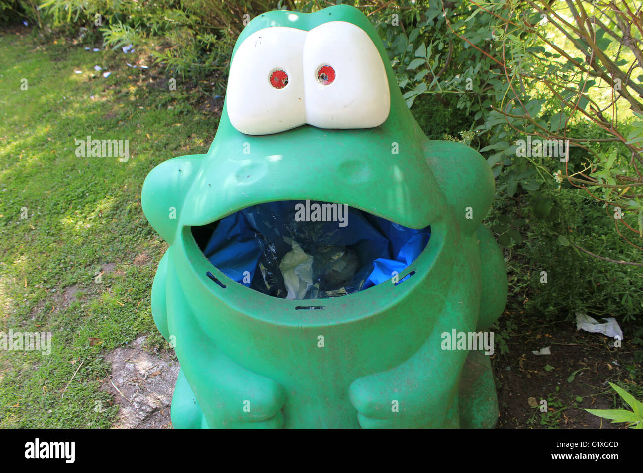 Drole De Grenouille Verte Poubelle Photo Stock Alamy