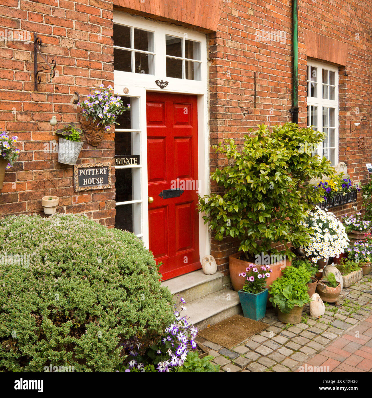 Maison de la poterie rouge avec porte avant, Centre d'art et d'artisanat Ferrers, Staunton Harold, Ashby De La Zouch, England, UK Banque D'Images