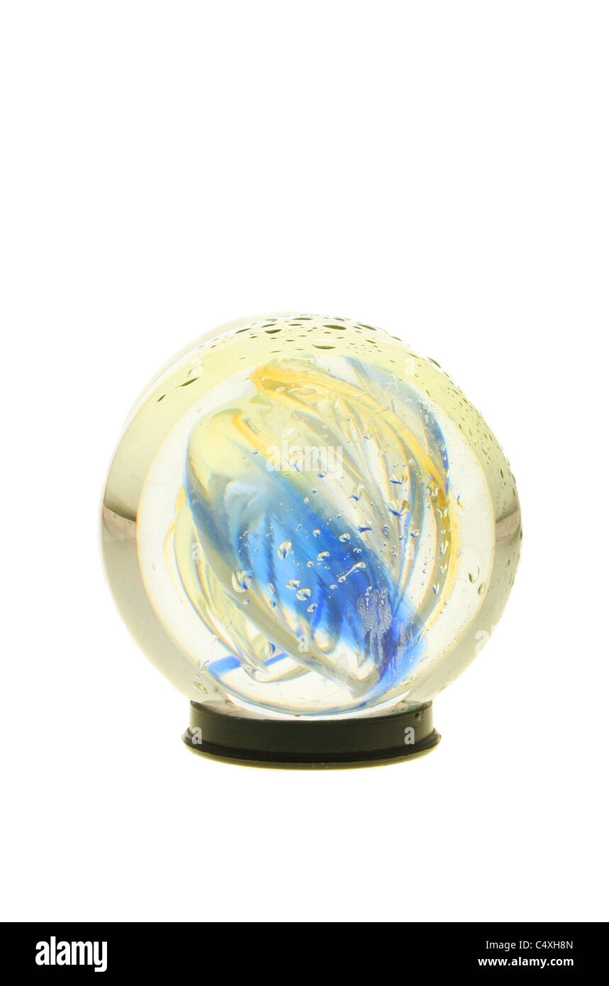 Boule de cristal, tout en remuant, la lumière colorée à l'intérieur et de gouttelettes d'eau isolés contre white Banque D'Images