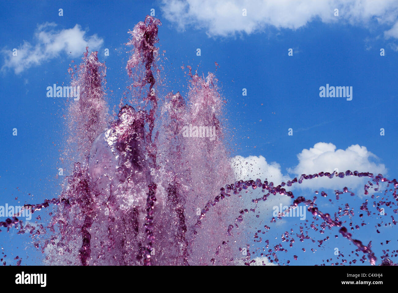 La fontaine avec de l'eau violet. Banque D'Images