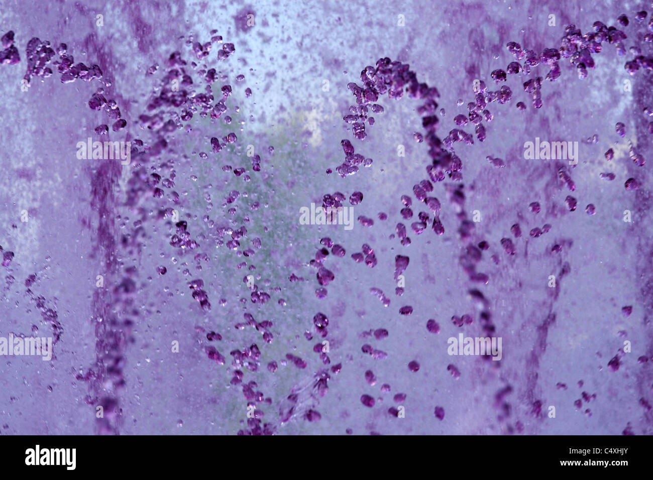 La fontaine avec de l'eau violet. Banque D'Images