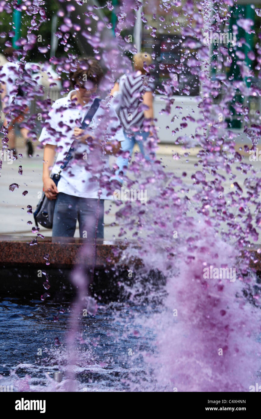 La fontaine avec de l'eau violet. Banque D'Images