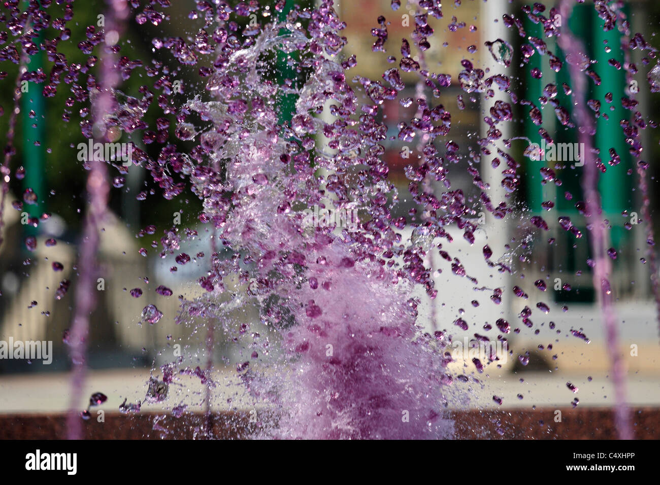 La fontaine avec de l'eau violet. Banque D'Images