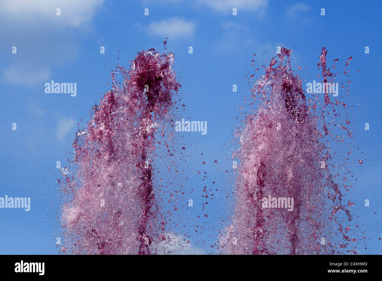 La fontaine avec de l'eau violet. Banque D'Images