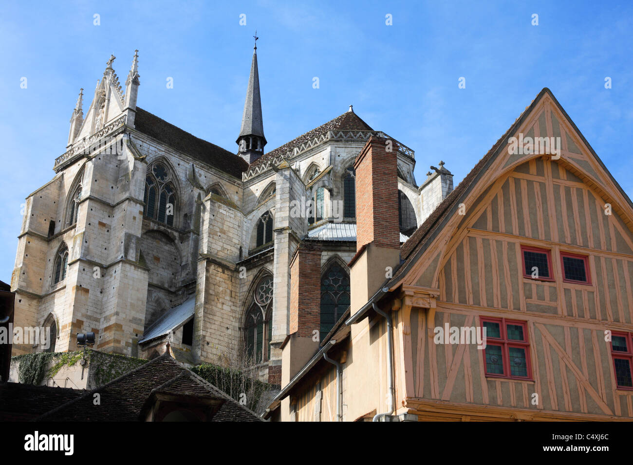 Cathédrale de St Etienne, Auxerre, France avec maison à colombages en premier plan. Banque D'Images