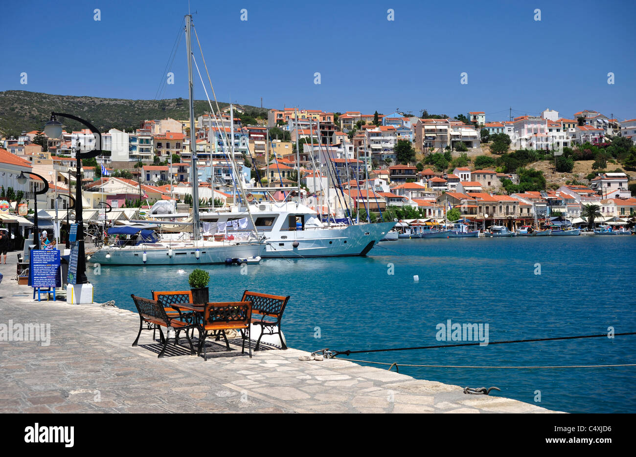 Le port de Pythagorion, l'île de Samos, en Grèce. Banque D'Images