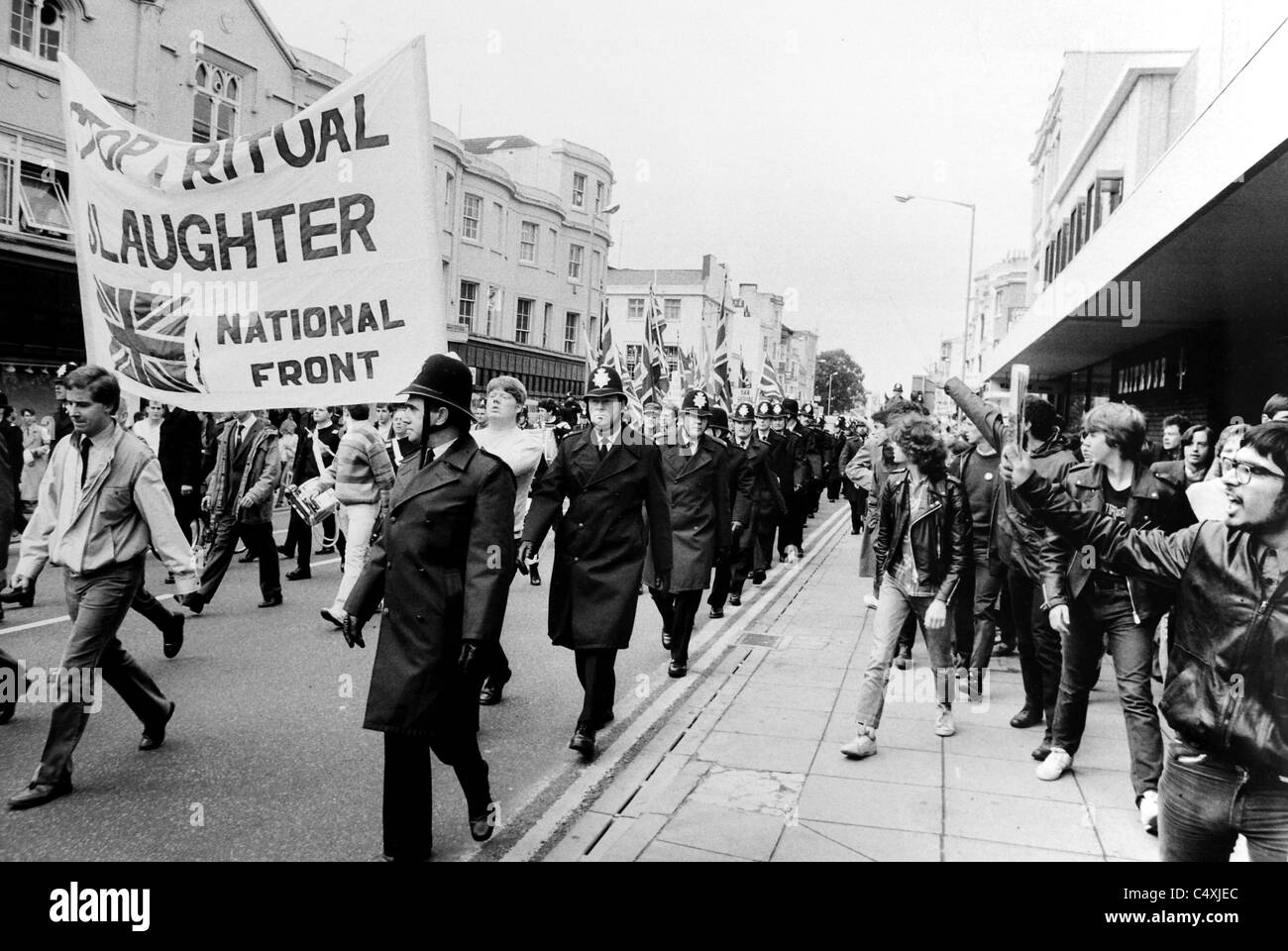 Un Front National mars est chahuté par les spectateurs comme il fait son chemin à travers les années 1980 à Brighton Banque D'Images