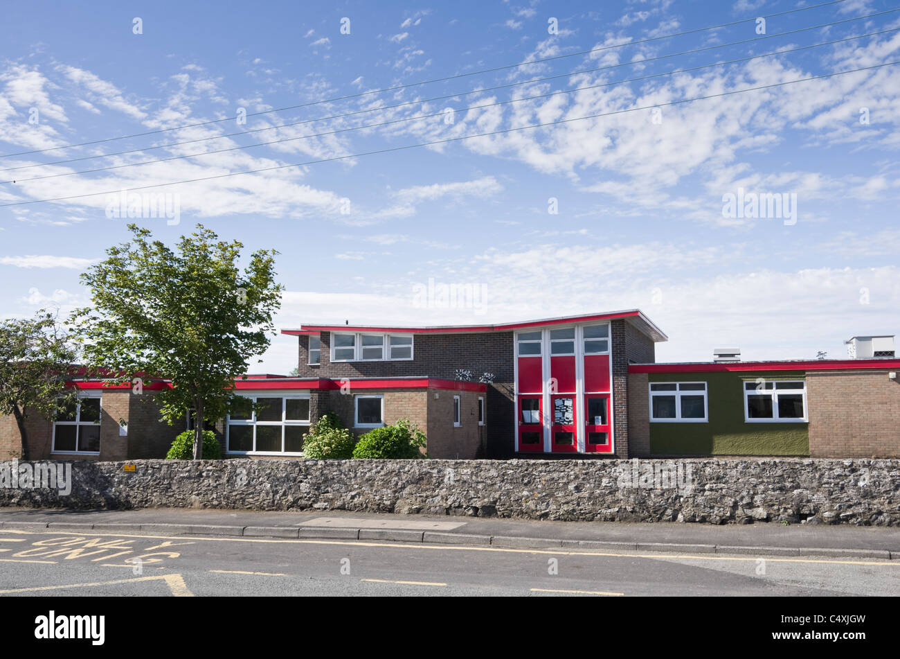 Ysgol Goronwy Owen entrée principale du bâtiment de l'école primaire pour les nourrissons et les juniors. Benllech, Tyn-y-Gongl, Île d'Anglesey, pays de Galles du Nord, Royaume-Uni Banque D'Images