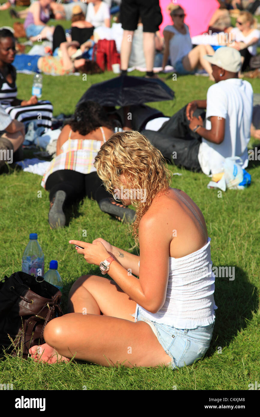 Les gens font la queue pour le tournoi de tennis de Wimbledon, Surrey, Angleterre Banque D'Images