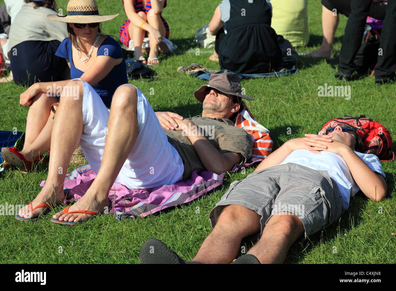 Les gens font la queue pour l'entrée pour le tournoi de tennis de Wimbledon, Surrey, Angleterre Banque D'Images