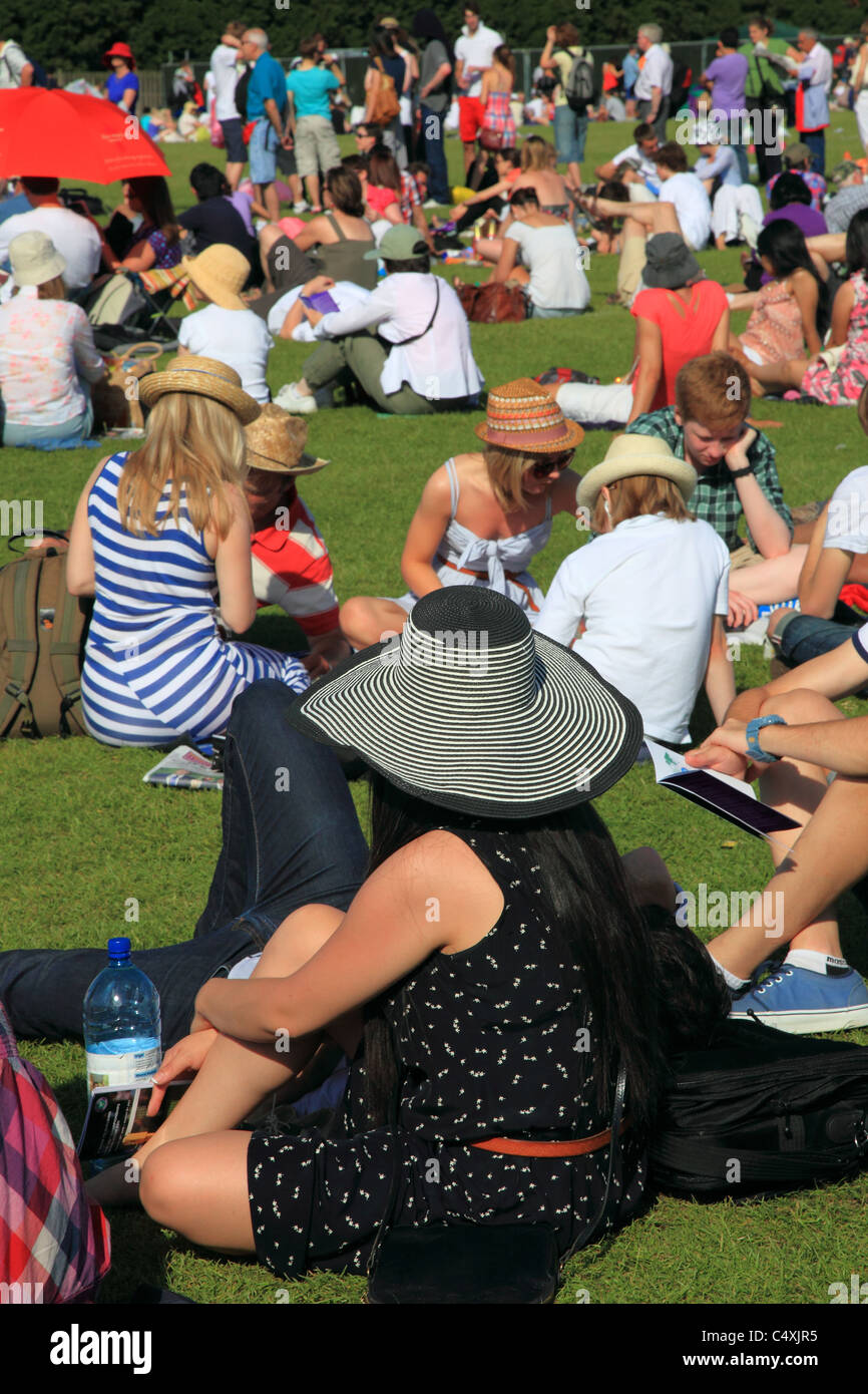 Les gens font la queue pour l'entrée au tournoi de tennis de Wimbledon, Surrey, Angleterre Banque D'Images