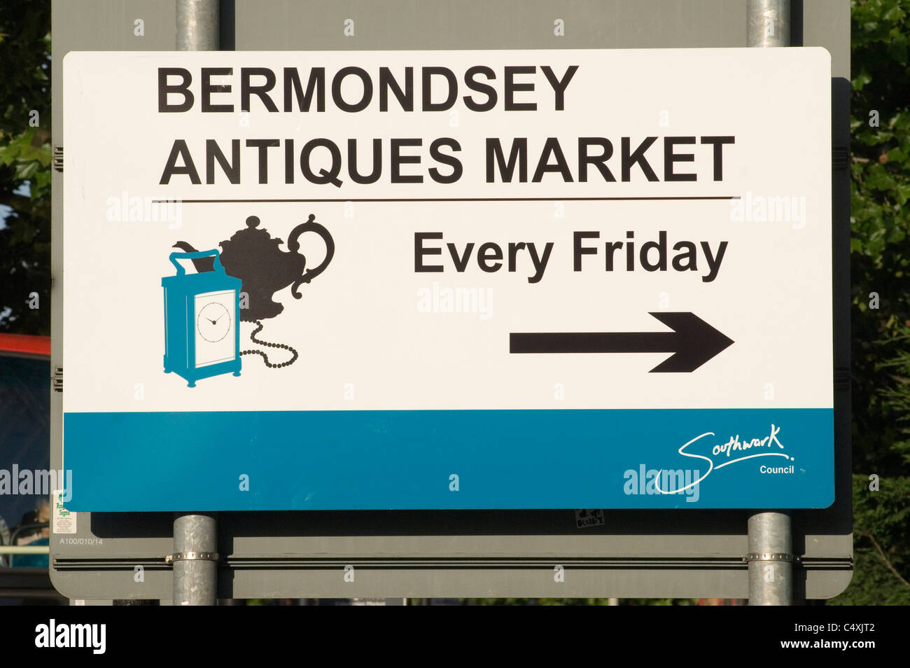 Marché d'Antiquités de Bermondsey signe et aussi appelé New Caledonian Road market Southwark London UK HOMER SYKES Banque D'Images