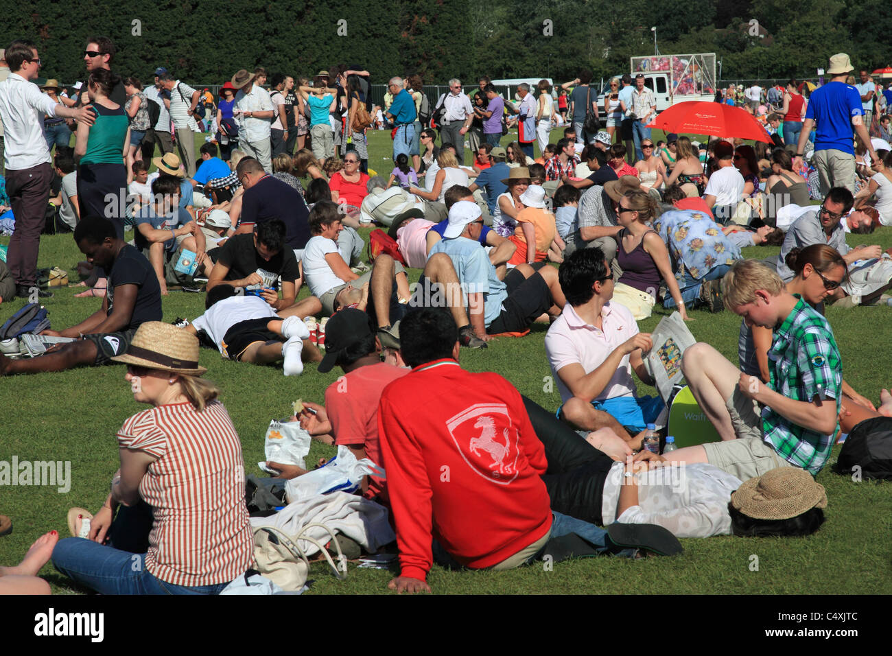Les gens font la queue pour l'entrée au tournoi de tennis de Wimbledon, Surrey, Angleterre Banque D'Images