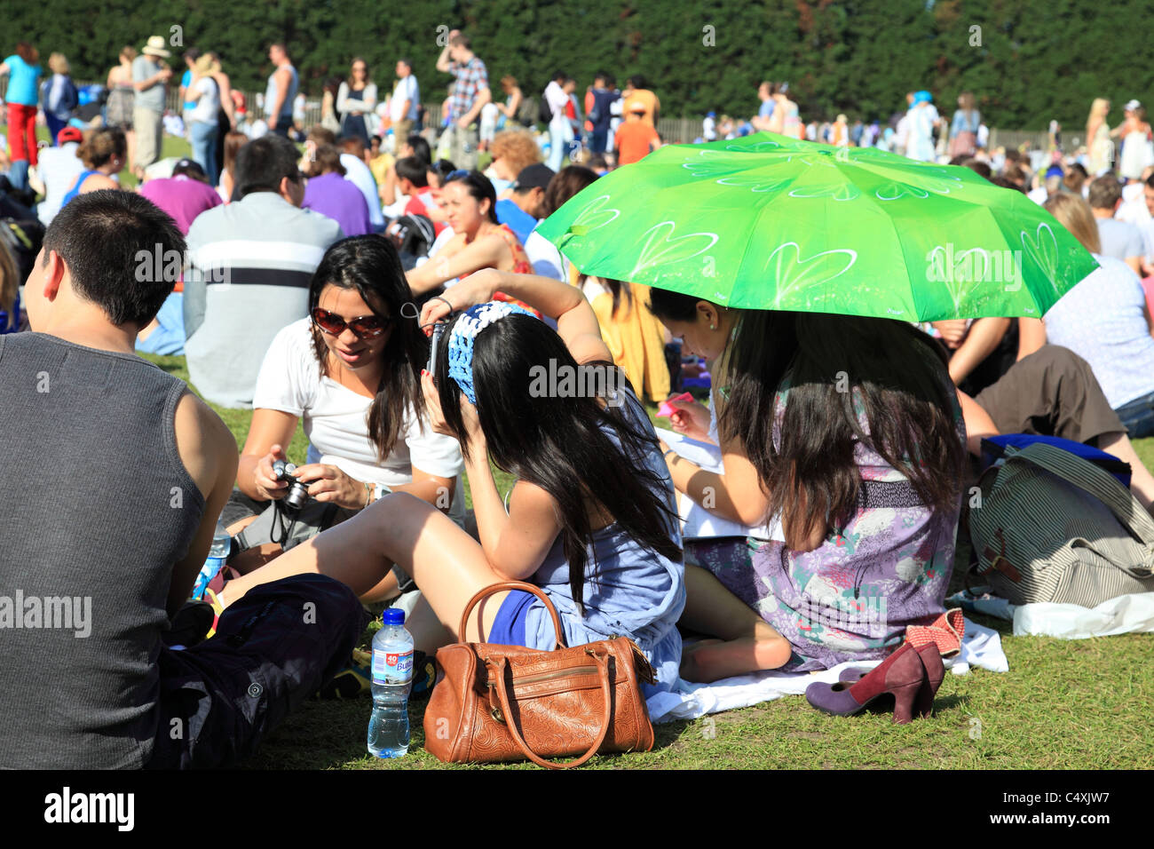Les gens font la queue pour l'entrée au tournoi de tennis de Wimbledon, Surrey, Angleterre Banque D'Images