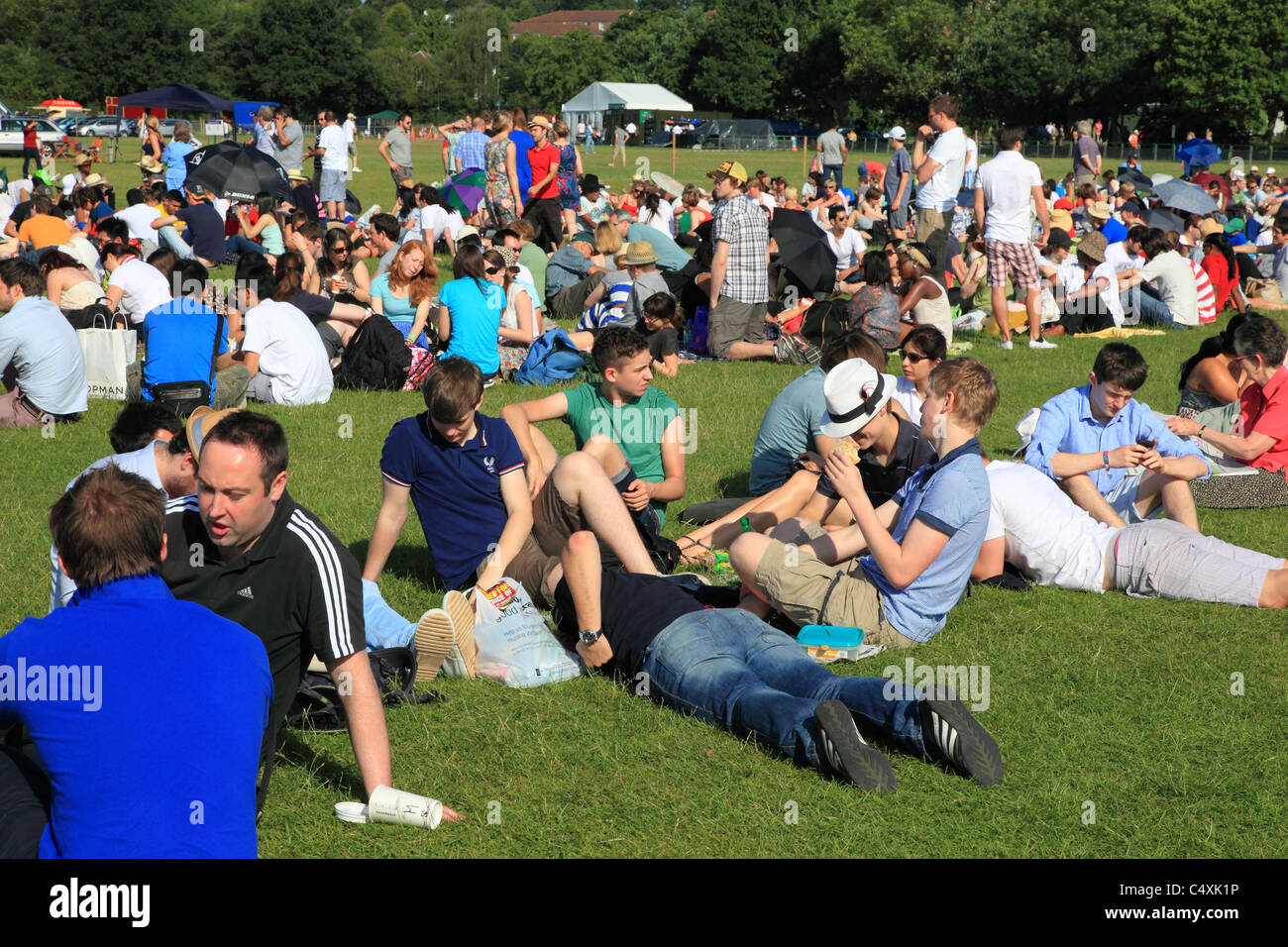 Les gens font la queue pour l'entrée au tournoi de tennis de Wimbledon, Surrey, Angleterre Banque D'Images