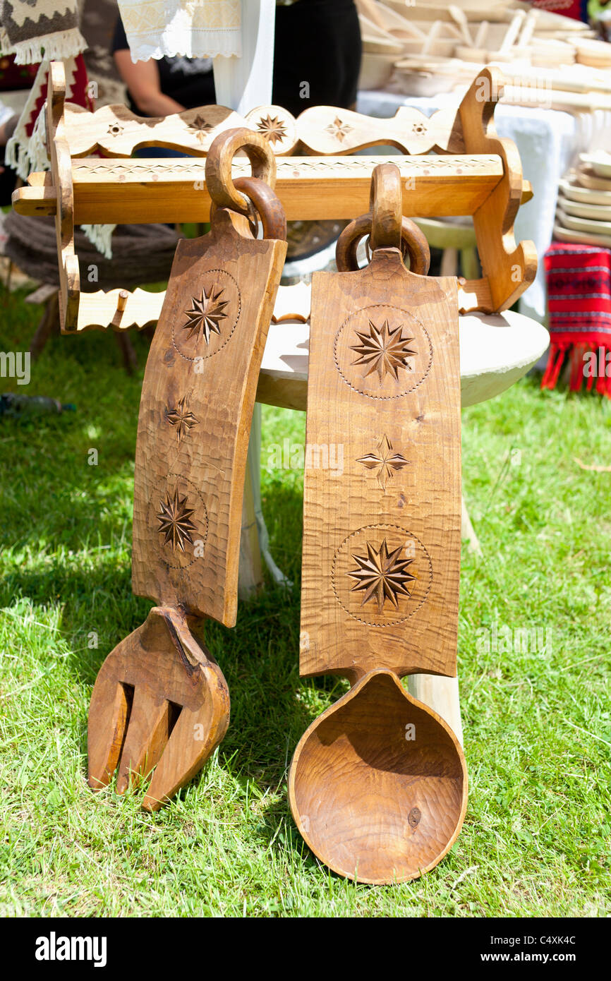 Fourchette et cuillère en bois d'ornement à la faïence traditionnelle de Horezu en Roumanie Banque D'Images