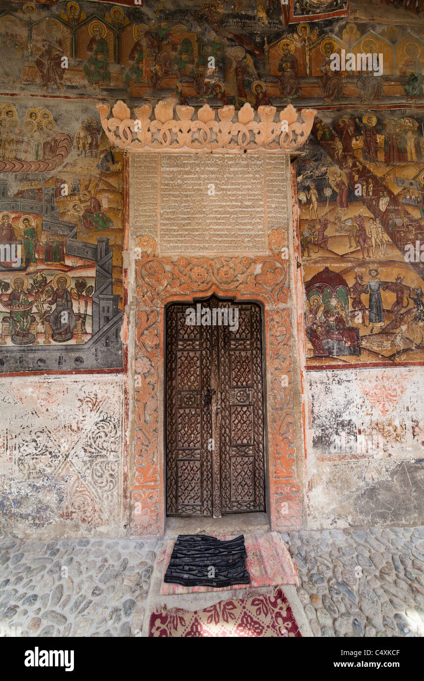 L'ancienne église en bois médiévale porte et mur avec des peintures religieuses Banque D'Images