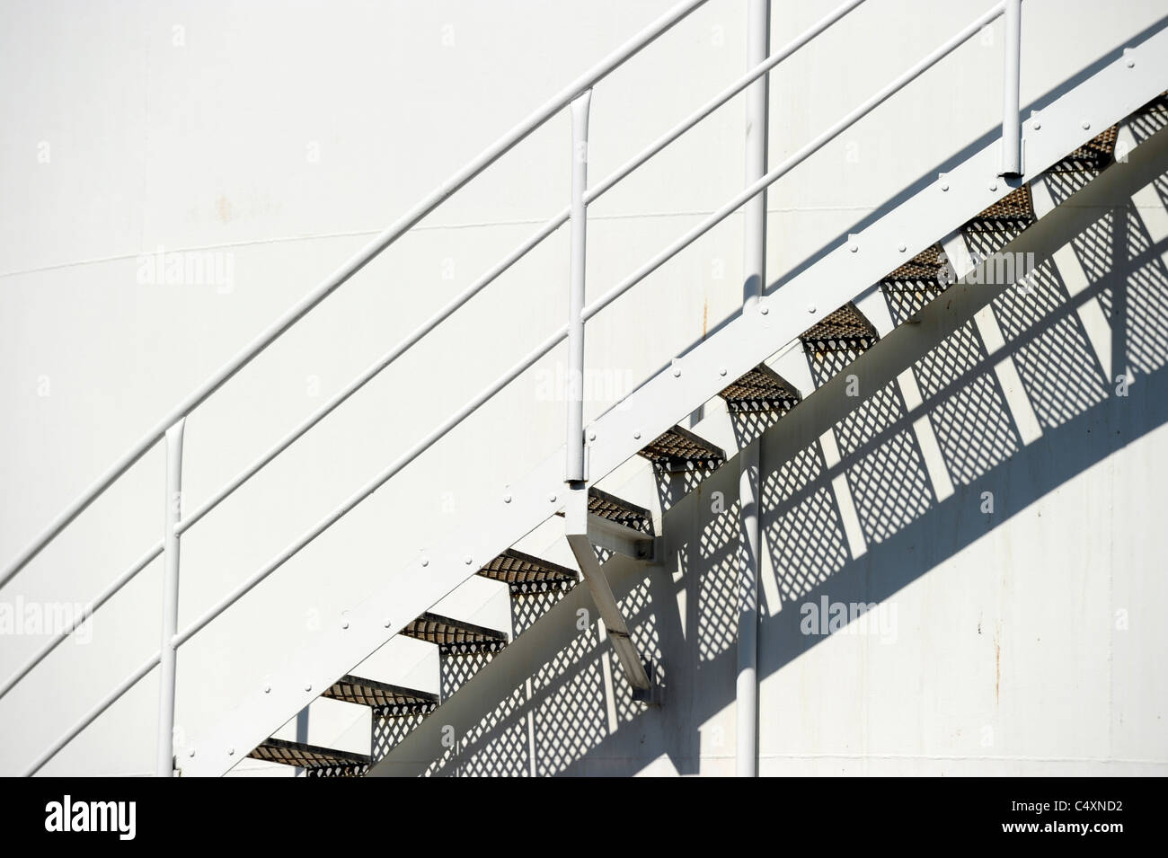 Escaliers d'un silo avec les ombres. Banque D'Images
