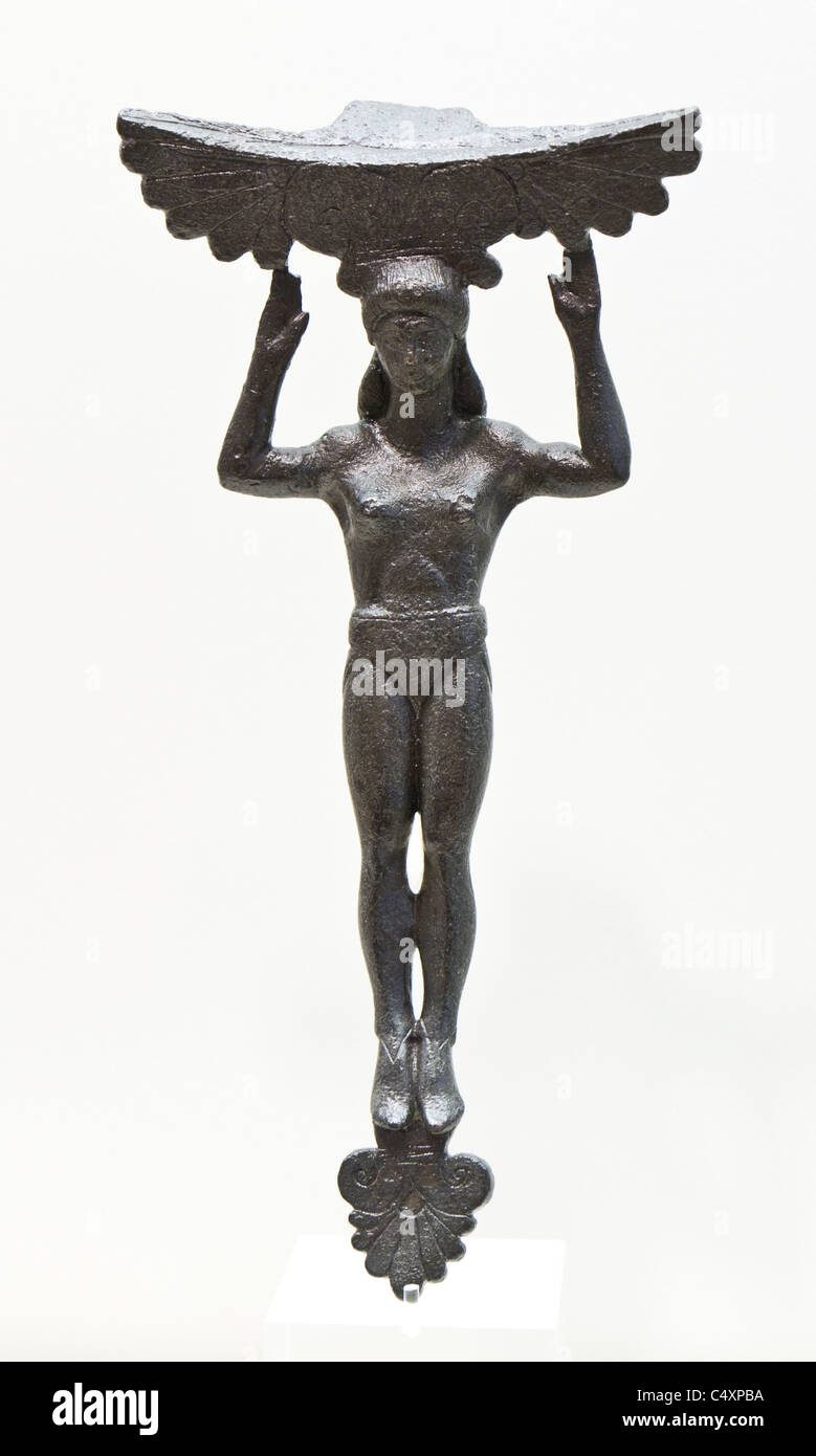 Statuette en bronze d'une athlète féminine spartiate portant un diazoma (ceinture) et de chaussons. Au début du 5e c. BC lekane poignée. Banque D'Images