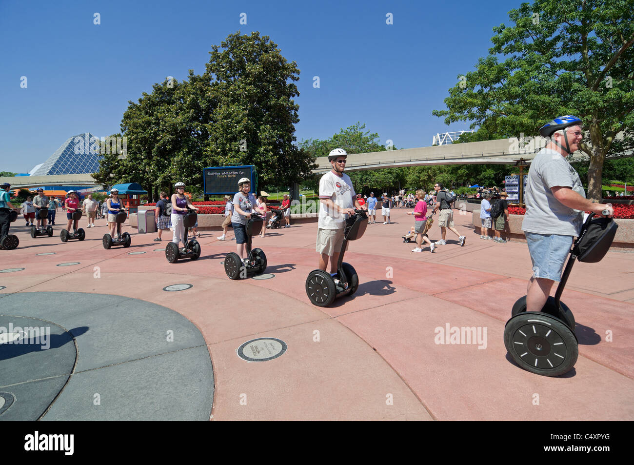 Epcot Center Orlando Floride Segway tour participants suivez le guide à travers le parc à thème Banque D'Images