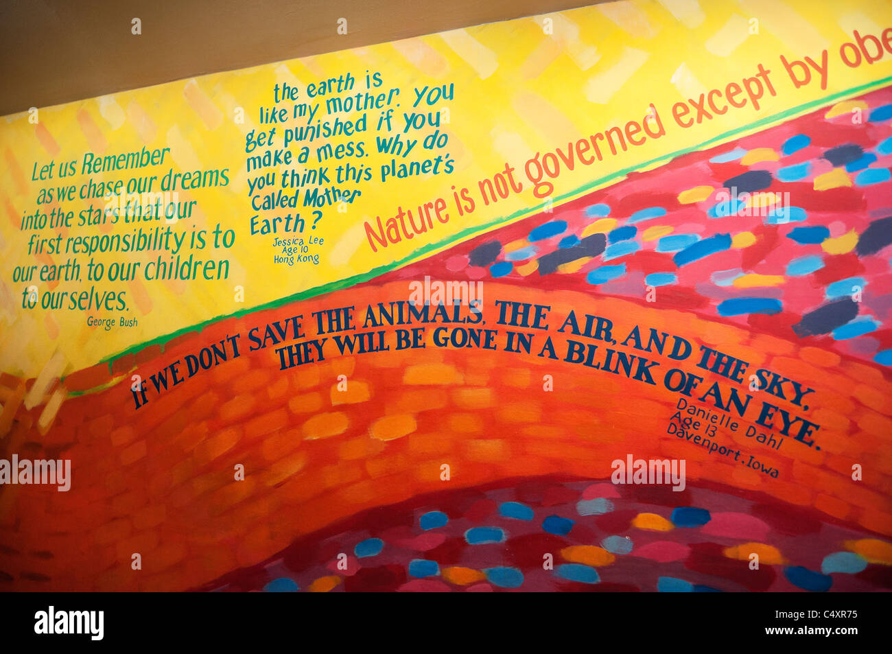 Le parc à thème Epcot Center et Orlando la Floride La Terre de l'intérieur du pavillon et la terre célèbre murale notre monde naturel Banque D'Images