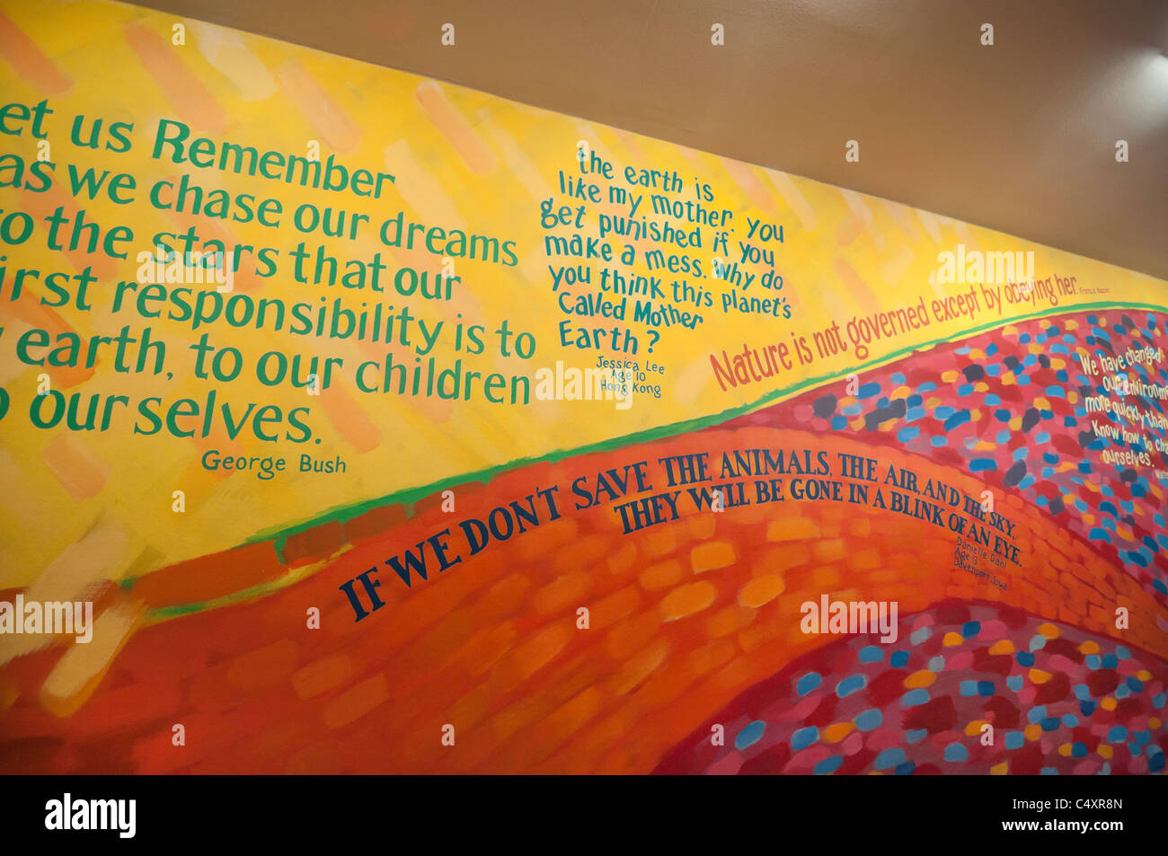 Le parc à thème Epcot Center et Orlando la Floride La Terre de l'intérieur du pavillon et la terre célèbre murale notre monde naturel Banque D'Images