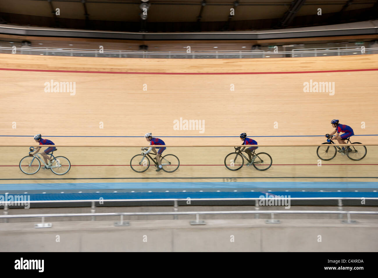 Les cyclistes course autour de la piste à la London Vélodrome Olympique, 2012 Banque D'Images