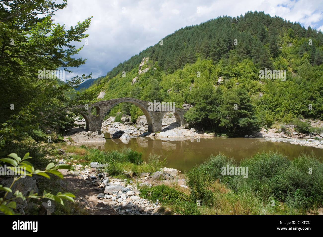 Pont du diable près de la ville d'Ardino, construit au XVIe siècle, région de Kurdjali, Bulgarie, Europe de l'est Banque D'Images