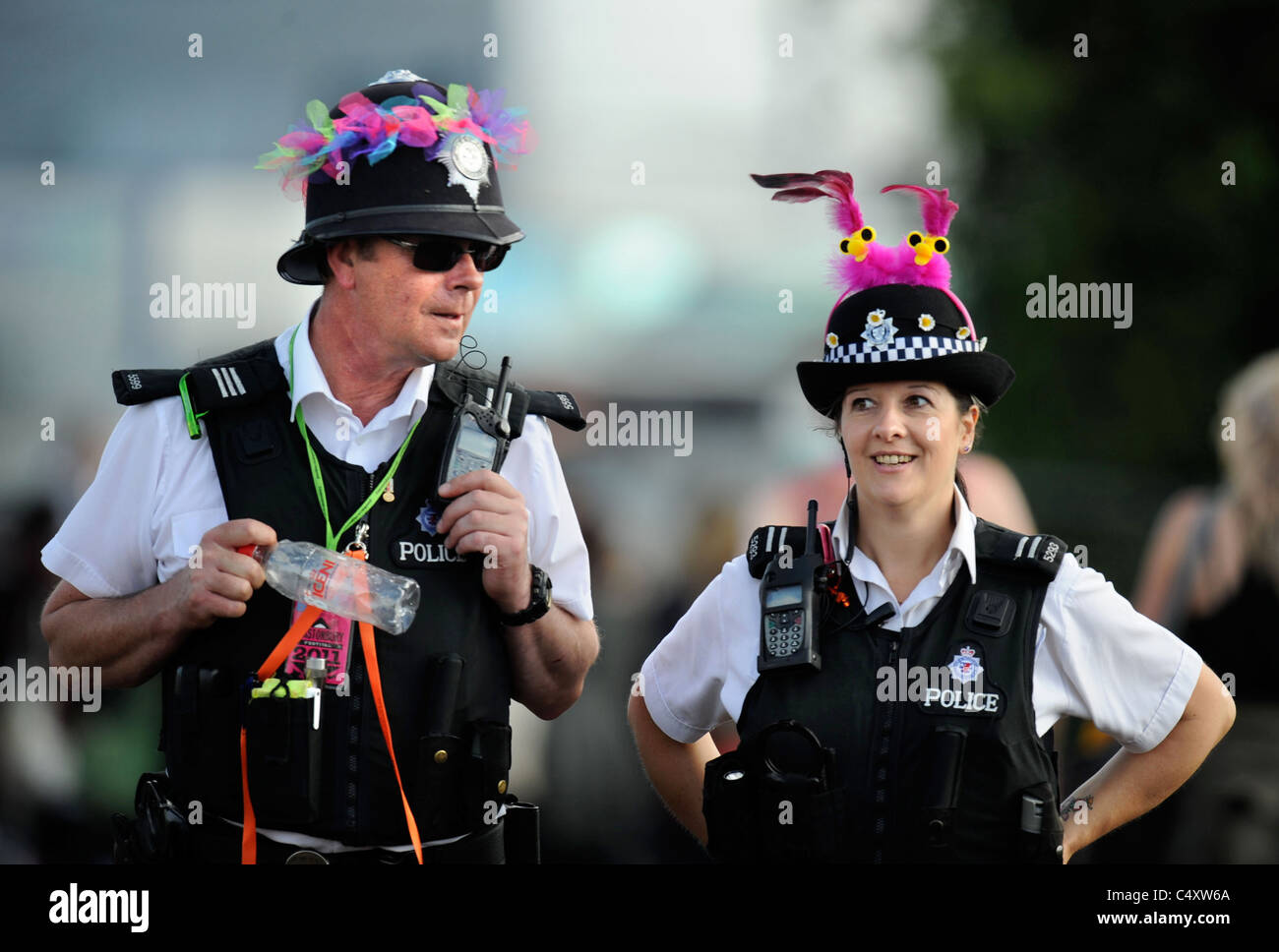 Une patrouille de police dans l'ambiance de fête au festival de Glastonbury 2011 Banque D'Images