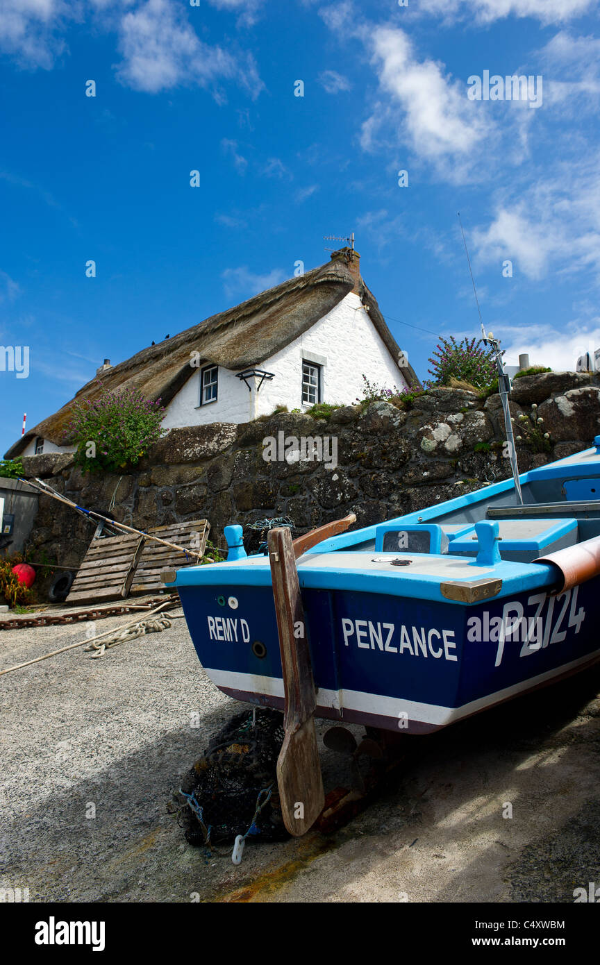 Bateaux de pêche établies sur la cale de halage à Sennen à Cornwall. Banque D'Images